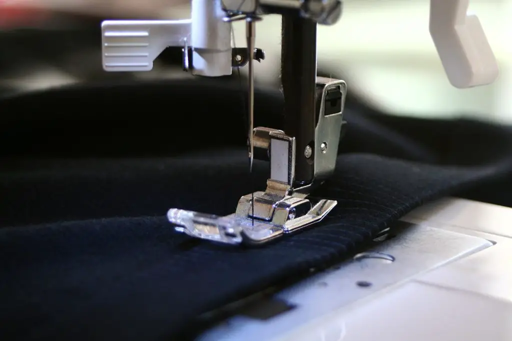 Máquina de coser para confección