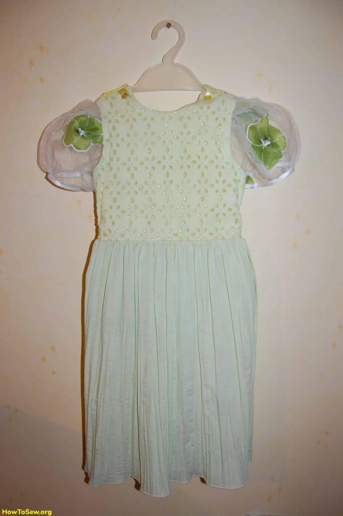 Детское платье для праздника с зелеными цветами