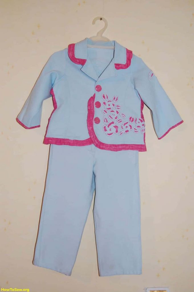 Детский джинсовый костюм с аппликацией из ткани