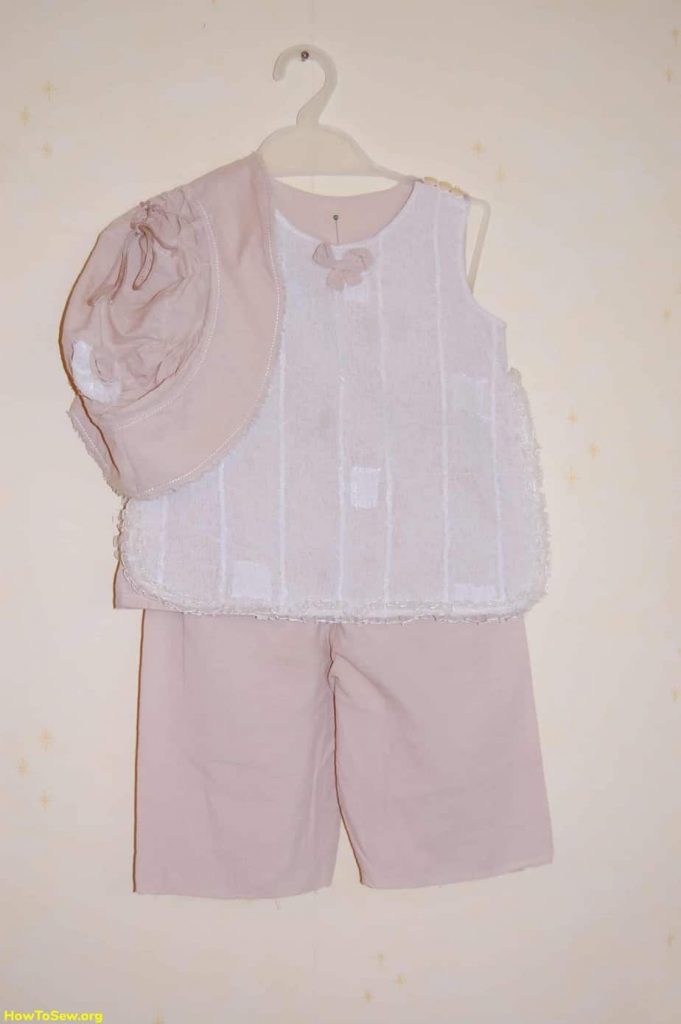Детская летняя одежда из легких тканей. Комплект майка и бриджи.